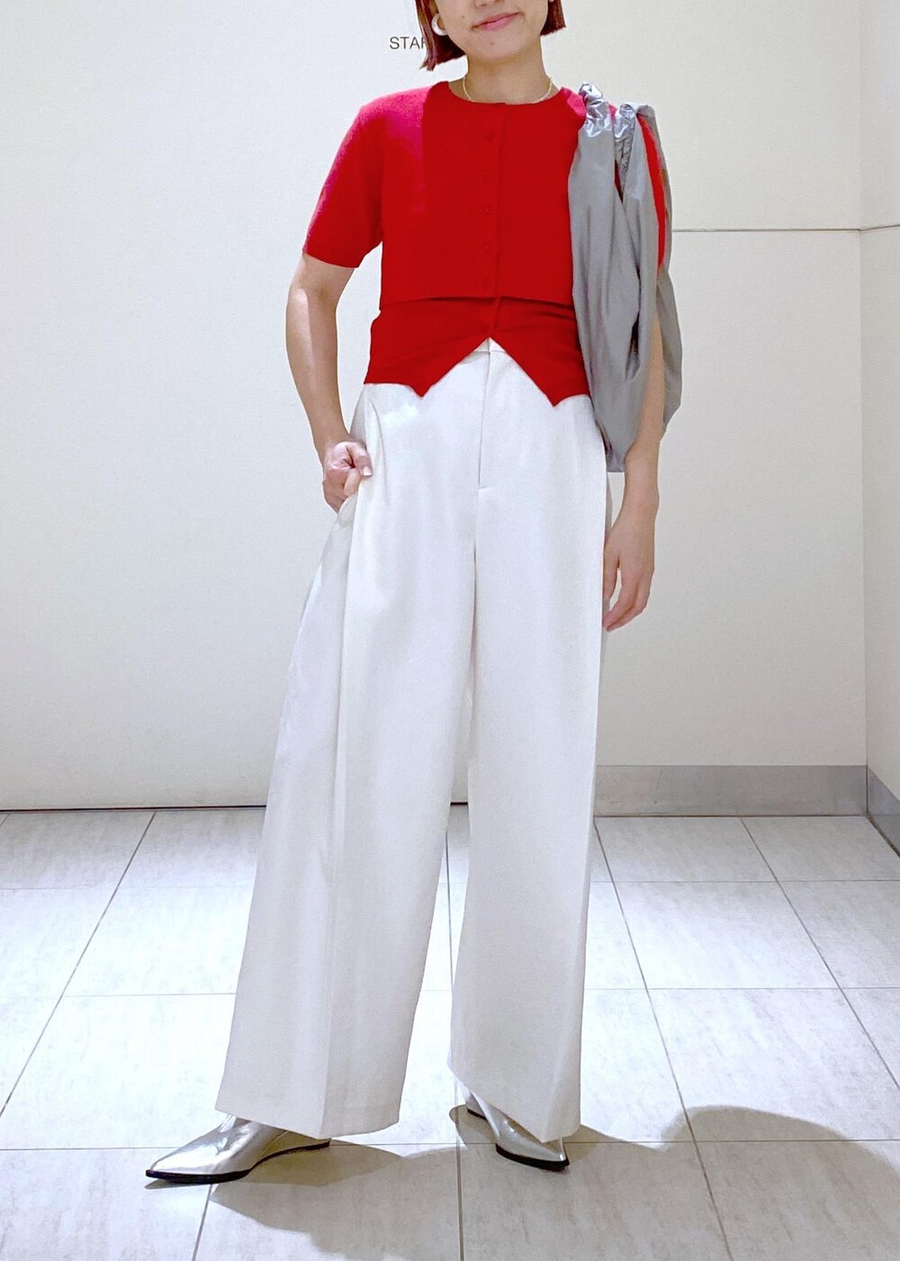 ホワイト系のその他パンツ、シルバー系のパンプス、シルバー系のネックレスを着用したレディースの冬コーディネートの2枚目の写真