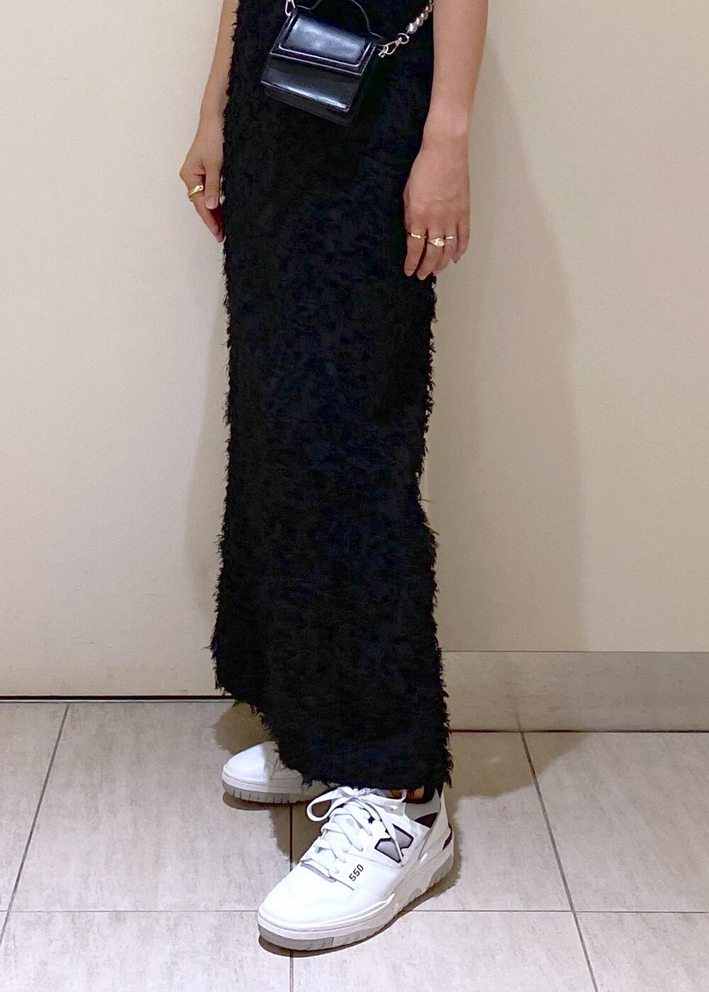 ブラック系のワンピース、グレー系のスニーカー、ブラック系のショルダーバッグを着用したレディースの夏コーディネートの6枚目の写真