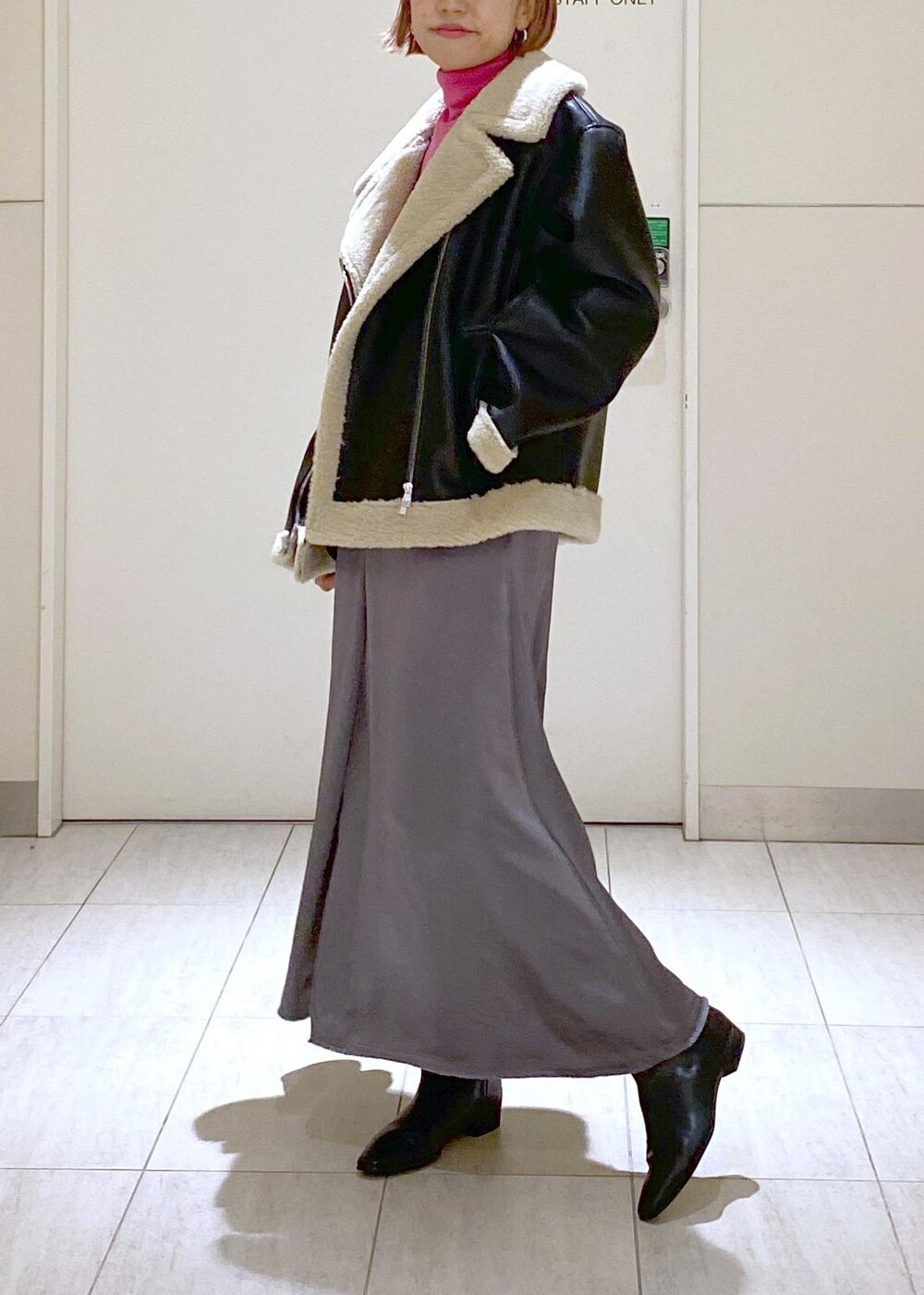 「JANE SMITH、ジェーンスミス、コインケース、ムートンコート、ロングブーツ、ママコーデ、休日スタイル、お出かけコーデ、ピンク、ボア、グレー、タートルネック、スリット、スカート、ニット」|「ADAM ET ROPE'のナロースクエアフラットロングブーツ(ブーツ、ブラック系)」を使った、KUBOTAさん(レディース・159cm)の秋コーディネートの4枚目の写真