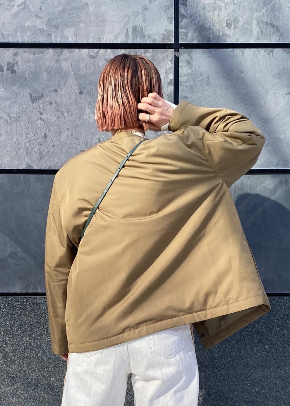 「agnes b.、アニエスベー、MARY AL TERNA、メアリーオルターナ、プレッションカーディガン、中綿ブルゾン、ママコーデ、休日スタイル、お出かけコーデ、ERICKA NICOLAS BEGAY、エリッカニコラスビゲイ、ポシェット、カーキ、ノーカラー、ブルゾン」｜「ADAM ET ROPE'のストレッチミドルブーツ（ブーツ、ホワイト系）」を使った、KUBOTAさん（レディース・159cm）の冬コーディネートの7枚目の写真