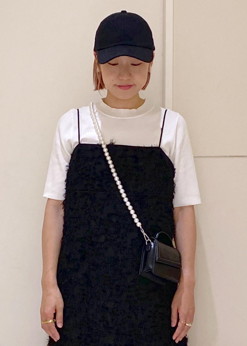 ブラック系のワンピース、グレー系のスニーカー、ブラック系のショルダーバッグを着用したレディースの夏コーディネートの7枚目の写真