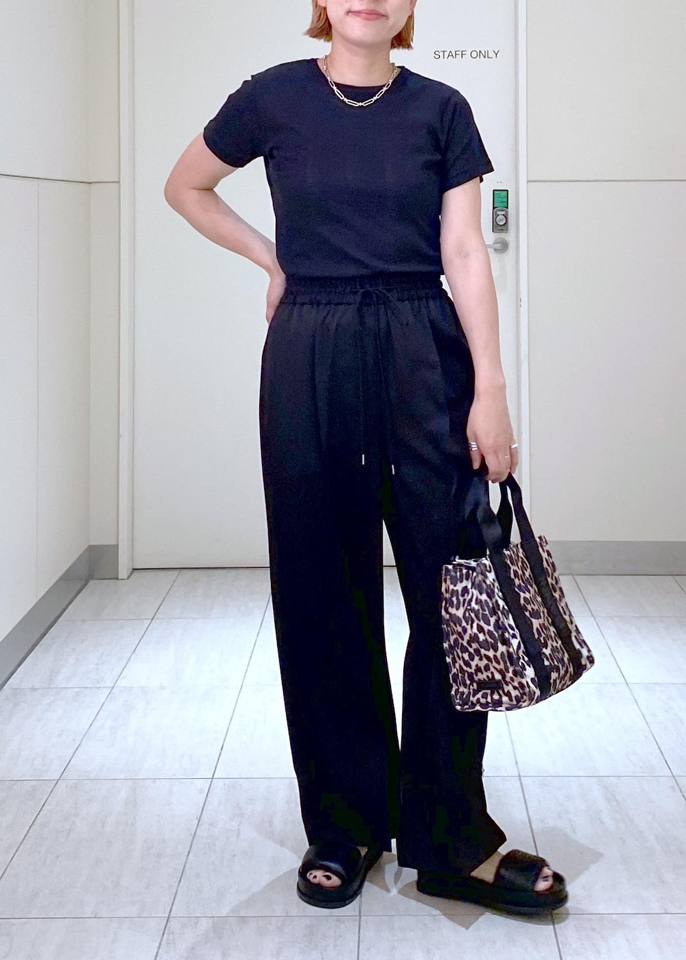 「GANNI、ガニー、Miller、Miller for ADAM ET ROPÉ、ミラー、24SS、24SS春の新作、24SS夏の新作、ママ、ママコーデ、楽ちんコーデ、リラックスコーデ、イージーパンツ、休日コーデ、レオパード」|「ADAM ET ROPE'のコネクトチェーンネックレス(ネックレス、シルバー系)」を使った、KUBOTAさん(レディース・159cm)の春コーディネートの9枚目の写真