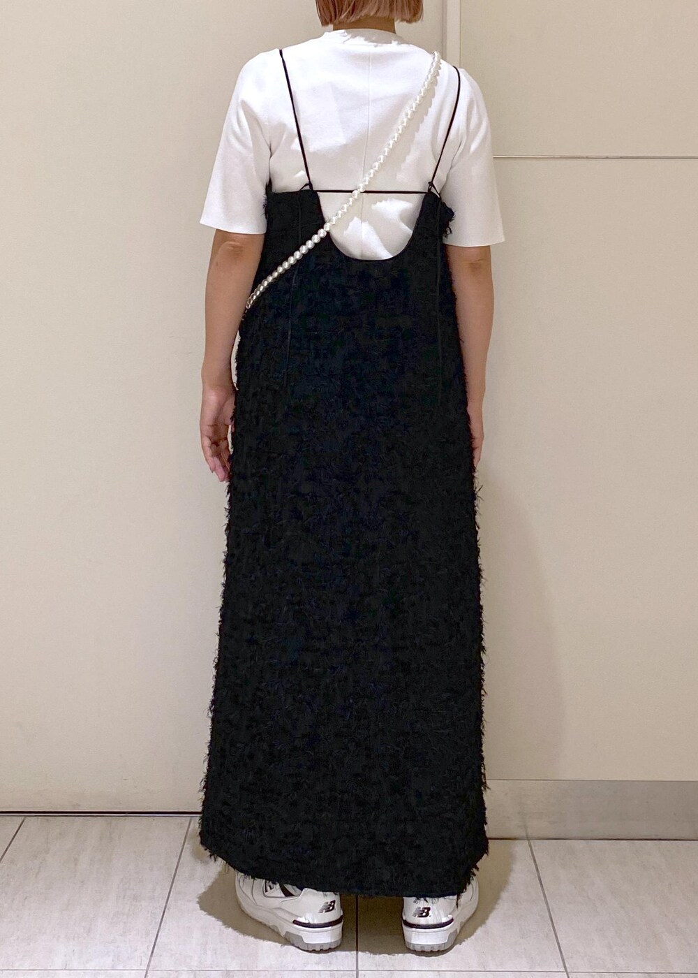 ブラック系のワンピース、グレー系のスニーカー、ブラック系のショルダーバッグを着用したレディースの夏コーディネートの5枚目の写真