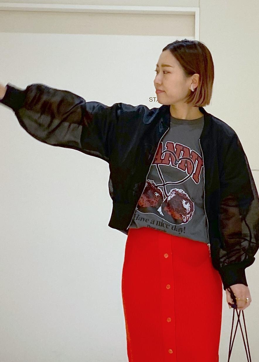 ブラック系のサンダル、ブラック系のショルダーバッグ、レッド系のスカートを着用したレディースの春コーディネートの6枚目の写真