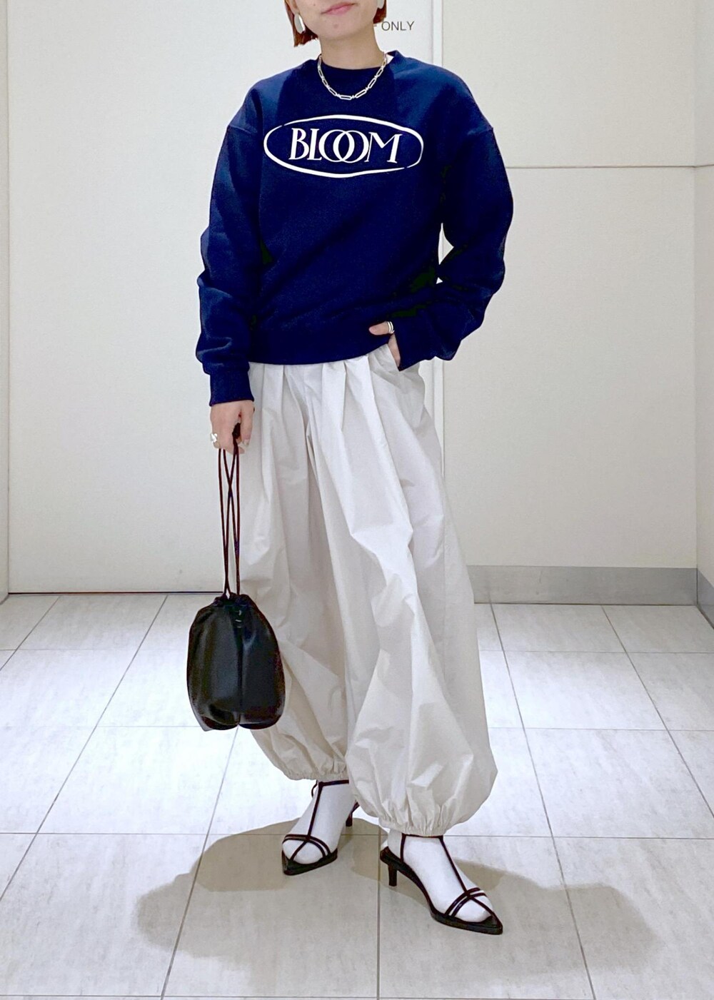 「Ben Amun、ベンアムン、フルーツオブザルーム、FRUIT OF THE LOOM for ADAM ET ROPE'、FRUIT OF THE LOOM、バルーンパンツ、24SS、24SS春の新作、ストラップサンダル、ママコーデ、休日スタイル、お出かけ、お出かけコーデ、ADAM ET ROPÉ、骨格ウェーブ」|「FRUIT OF THE LOOMの【FRUIT OF THE LOOM for ADAM ET ROPE'】別注 Logo Sweatshirt(スウェット、ブルー系)」を使った、KUBOTAさん(レディース・159cm)の冬コーディネートの2枚目の写真