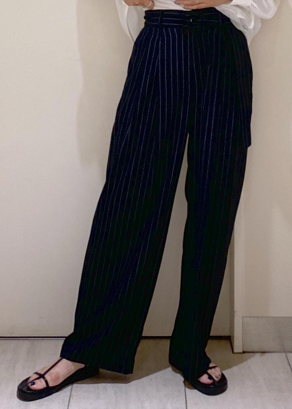 ブラック系のその他パンツ、ブラック系のサンダル、ホワイト系のシャツ/ブラウスを着用したレディースの夏コーディネートの8枚目の写真