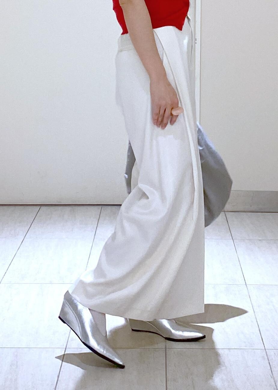 ホワイト系のその他パンツ、シルバー系のパンプス、シルバー系のネックレスを着用したレディースの冬コーディネートの8枚目の写真