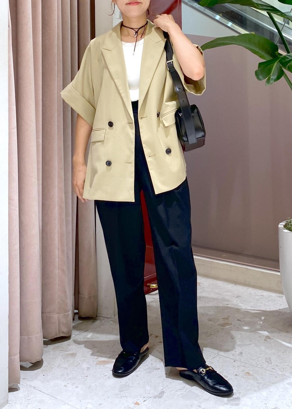 「ハーフスリーブジャケット、ジャケットコーデ、チョーカー、24AW、24AW秋の新作、ビットローファー、ママ、ママコーデ、オフィスカジュアル、初秋コーデ、お仕事コーデ、授業参観日コーデ、レイヤード、パンツスタイル、シンプルコーデ」|「ADAM ET ROPE'の【サステナブル・新色追加・抗菌消臭】ソフトビットローファー(ローファー、ブラック系)」を使った、KUBOTAさん(レディース・159cm)の夏コーディネートの2枚目の写真