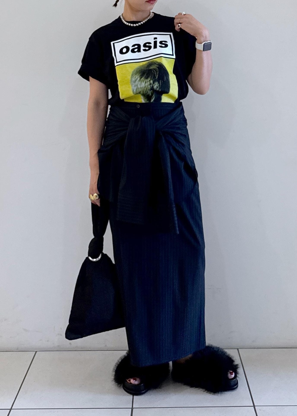 「25ss、25aw秋の新作、25aw、ファーサンダル、ママコーデ、oasis 10Culture / ADAM ET ROPE'、oasis、オアシス、25ss夏の新作、夏コーデ、初秋コーデ、デートコーデ、お出かけコーデ、旅行コーデ、フェスコーデ」|「ADAM ET ROPE'のボリュームファーサンダル(サンダル、ブラック系)」を使った、KUBOTAさん(レディース・159cm)の夏コーディネートの3枚目の写真