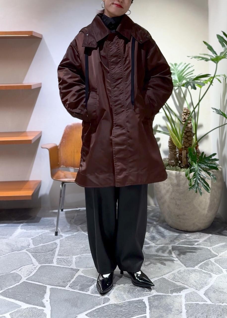 ブラック系のショルダーバッグ、ブラック系のパンプス、ブラック系のその他パンツを着用したレディースの秋コーディネートの5枚目の写真