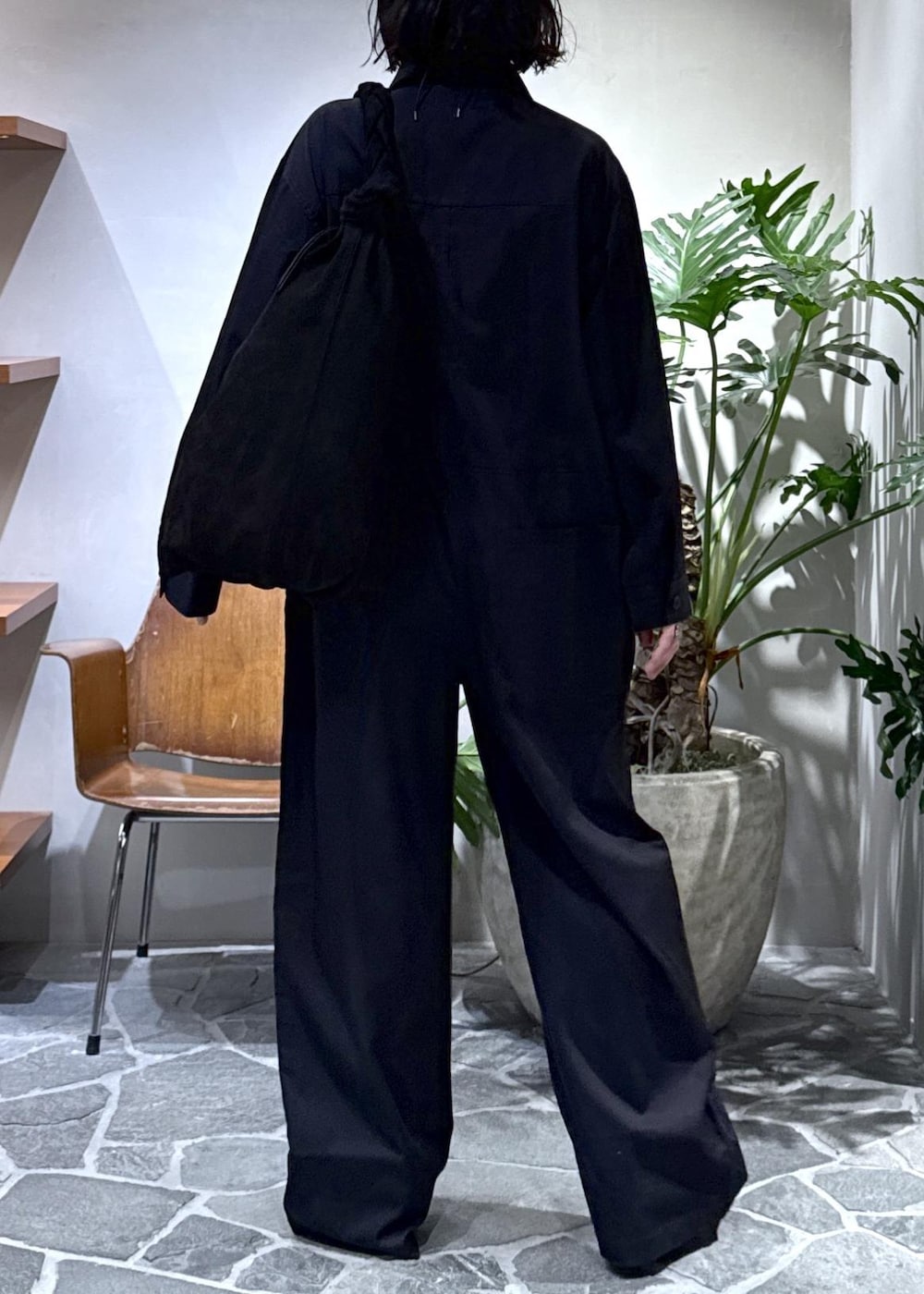 ブラック系のショルダーバッグ、ブラック系のサンダル、ピンク系のニット/セーターを着用したレディースの春コーディネートの8枚目の写真