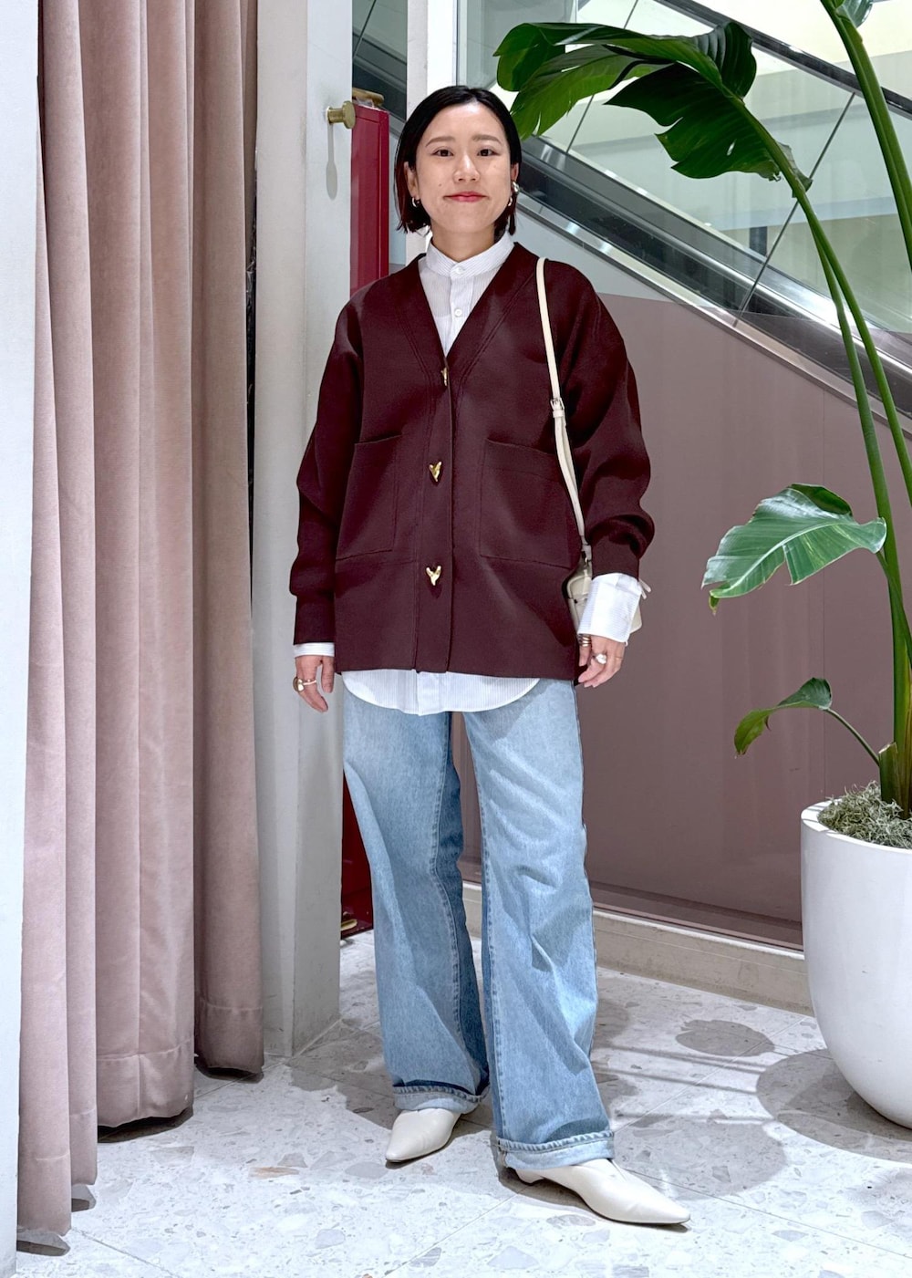 「HOMME girls、オムガール、バンドカラーシャツ、シャツ、バニティバッグ、ニードバイ、デニム、デニムコーデ、25ss、25ss春の新作、ママ、ママコーデ、休日コーデ、初春コーデ、お出かけコーデ」|「NEEDBY heritageの【NEEDBY for ADAM ET ROPE'】別注LUNA WIDE STRAIGHT(デニムパンツ、ブルー系)」を使った、KUBOTAさん(レディース・159cm)の冬コーディネートの2枚目の写真