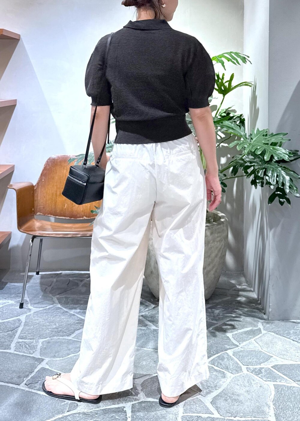 ホワイト系のその他パンツ、ブラック系のショルダーバッグ、ブルー系のポロシャツを着用したレディースの夏コーディネートの5枚目の写真