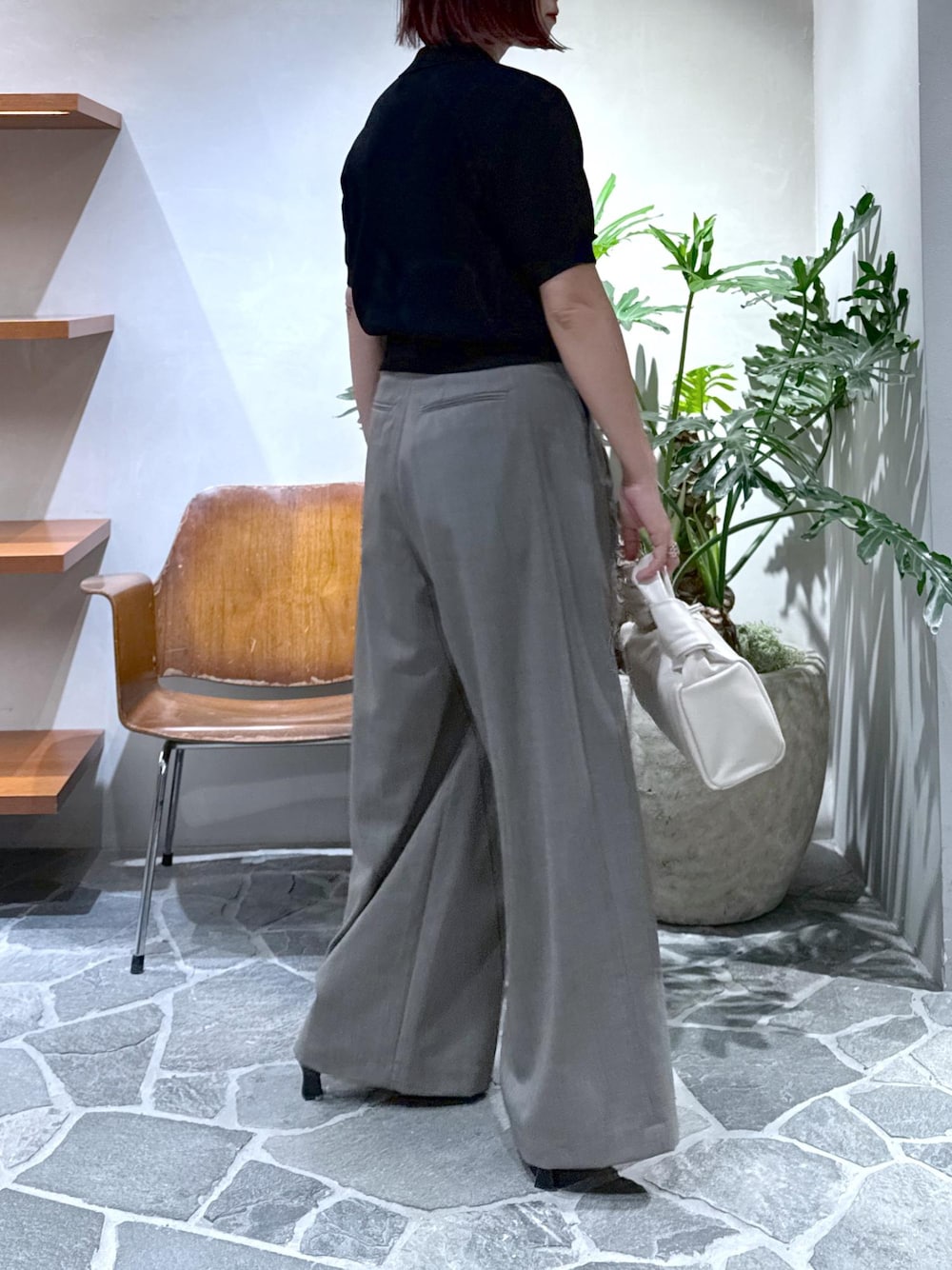 「デザイントップス、リボン、ワイドパンツ、スラックスパンツ、25ss、25ss春の新作、ママ、ママコーデ、大人コーデ、キレイめカジュアル、初春コーデ、春コーデ、デートコーデ、お出かけコーデ、旅行コーデ」|「ADAM ET ROPE'のポインテッドウェーブミュール(サンダル、ブラック系)」を使った、KUBOTAさん(レディース・159cm)の春コーディネートの5枚目の写真