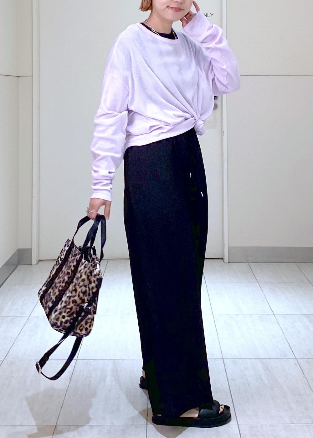 「GANNI、ガニー、Miller、Miller for ADAM ET ROPÉ、ミラー、24SS、24SS春の新作、24SS夏の新作、ママ、ママコーデ、楽ちんコーデ、リラックスコーデ、イージーパンツ、休日コーデ、レオパード」|「ADAM ET ROPE'のコネクトチェーンネックレス(ネックレス、シルバー系)」を使った、KUBOTAさん(レディース・159cm)の春コーディネートの5枚目の写真