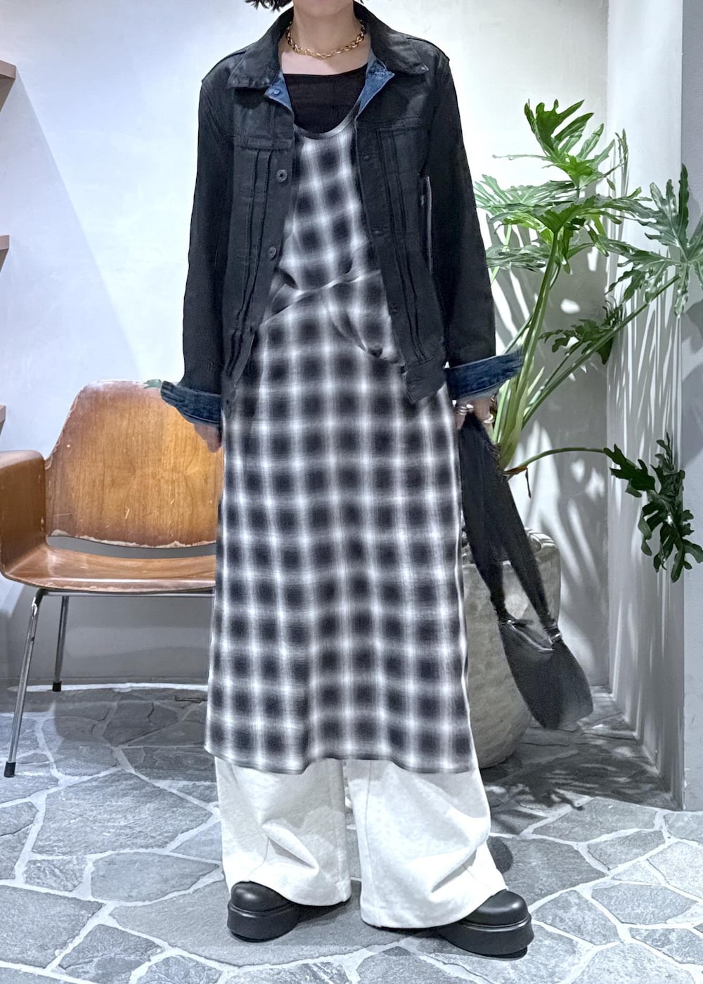 ブラック系のTシャツ/カットソー、ホワイト系のその他パンツ、ブラック系のワンピースを着用したレディースの冬コーディネートの6枚目の写真