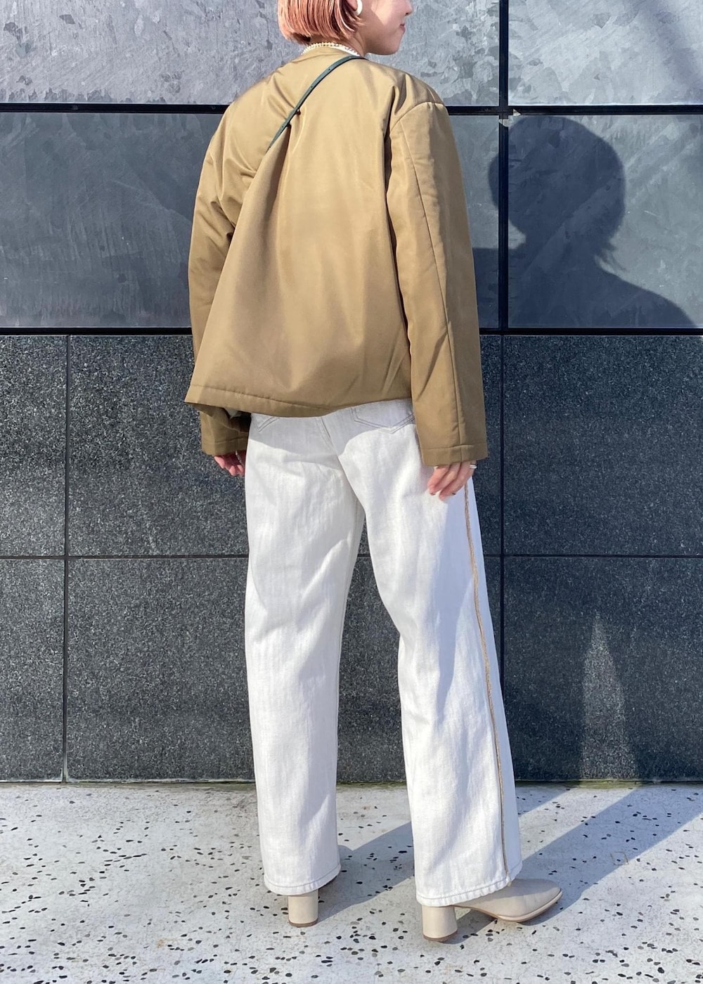 「agnes b.、アニエスベー、MARY AL TERNA、メアリーオルターナ、プレッションカーディガン、中綿ブルゾン、ママコーデ、休日スタイル、お出かけコーデ、ERICKA NICOLAS BEGAY、エリッカニコラスビゲイ、ポシェット、カーキ、ノーカラー、ブルゾン」｜「ADAM ET ROPE'のストレッチミドルブーツ（ブーツ、ホワイト系）」を使った、KUBOTAさん（レディース・159cm）の冬コーディネートの4枚目の写真