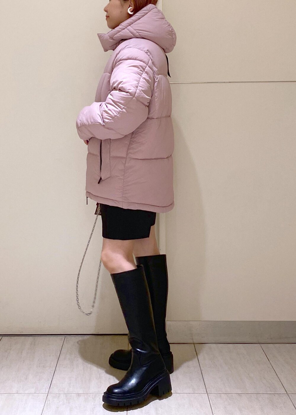「THE VERY WARM、ザベリーワーム、ロングブーツ、ペプラム、ミニバッグ、ハーフパンツ、お出かけコーデ、シンプルコーデ、30代、ママコーデ、ADAM ET ROPÉ、FEMME、骨格ウェーブ、ブルべ、大人カジュアル」|「ADAM ET ROPE'の【サステナブル】ウエストロゴサテンショートパンツ(その他パンツ、ブラック系)」を使った、KUBOTAさん(レディース・159cm)の夏コーディネートの3枚目の写真