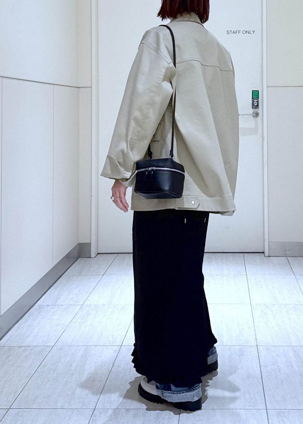「キャミワンピ、25ss、25ss春の新作、バニティバッグ、ママ、ママコーデ、大人コーデ、休日コーデ、Wshoes_pickup、初春コーデ、春コーデ、デートコーデ、お出かけコーデ、旅行コーデ、推し活コーデ」|「ADAM ET ROPE'のLES BIJOUX コンビチェーンネックレス(ネックレス、シルバー系)」を使った、KUBOTAさん(レディース・159cm)の冬コーディネートの4枚目の写真