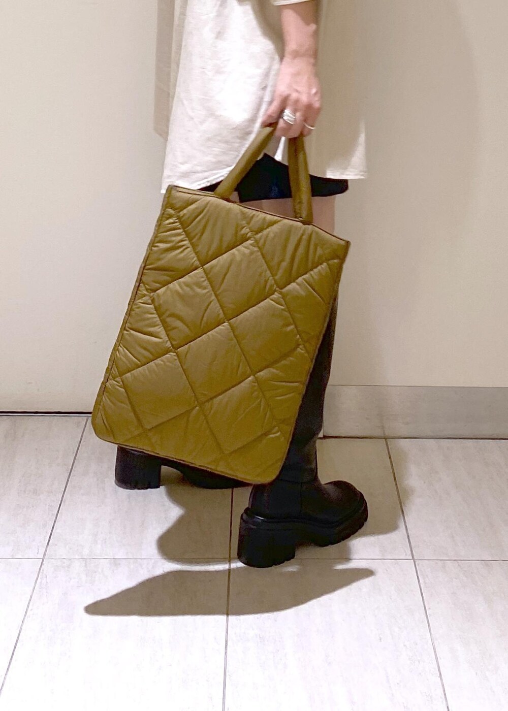 ブラック系のその他パンツ、ベージュ系のシャツ/ブラウス、ブラック系のブーツを着用したレディースの夏コーディネートの8枚目の写真