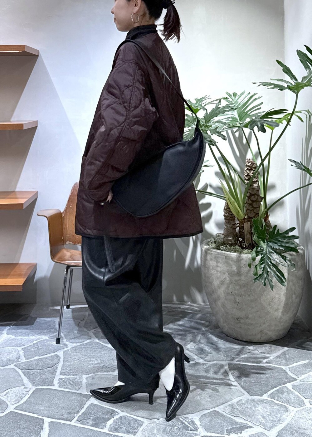 ブラック系のショルダーバッグ、ブラック系のパンプス、ブラック系のその他パンツを着用したレディースの秋コーディネートの3枚目の写真