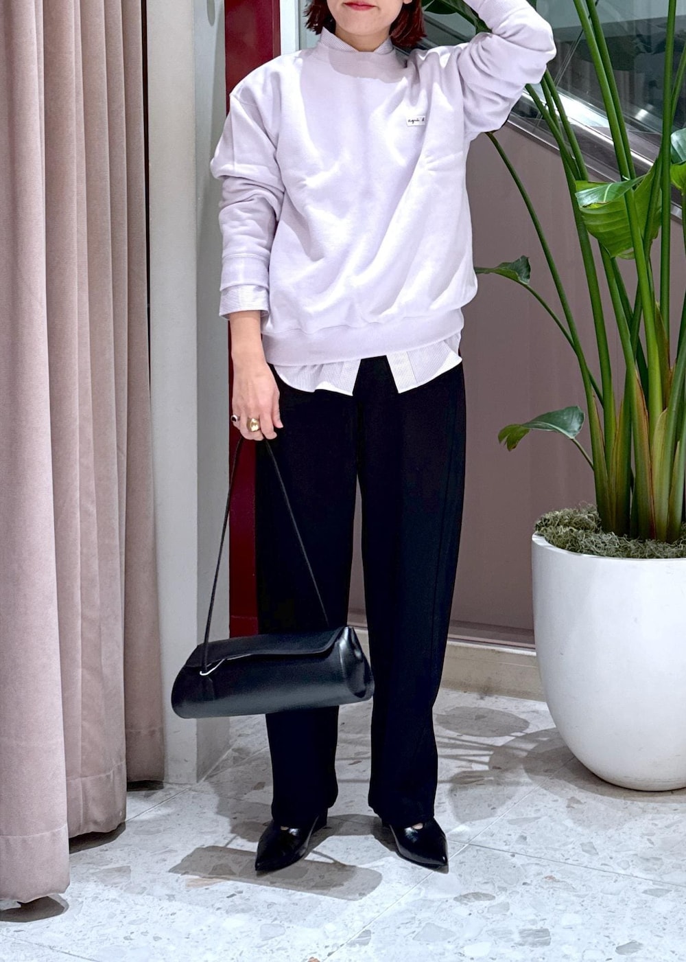 ブラック系のその他パンツ、ブラック系のショルダーバッグ、パープル系のスウェットを着用したレディースの冬コーディネートの3枚目の写真