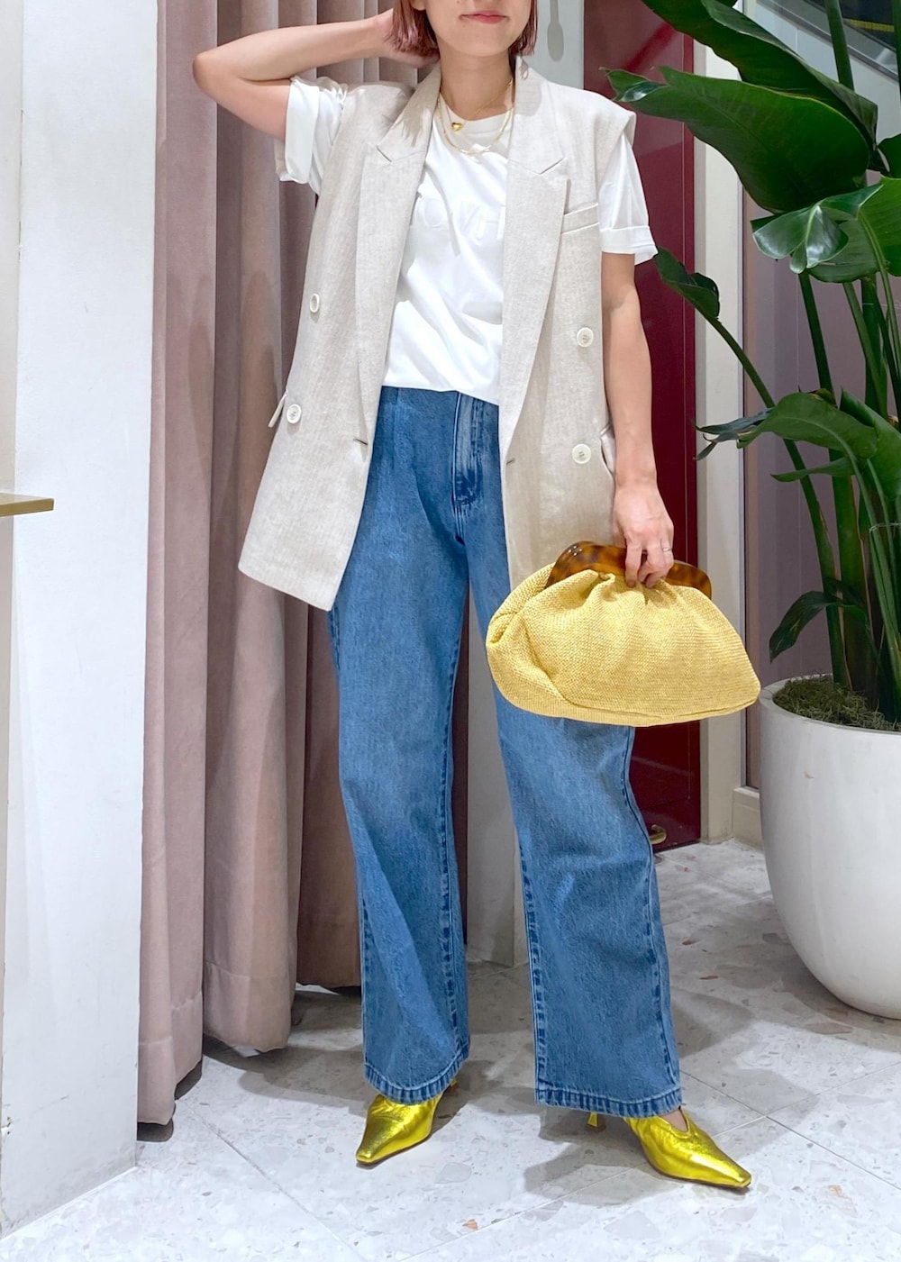 「KNOWHOW jewelry、ノウハウジュエリー、SITA NEVADO、シタネバド、ネックレス、イヤーカフ、ハート、ROLLA'S、ローラス、リネンライク、ロゴT、24SS、24SS夏の新作、24SS春の新作、ママ」|「ADAM ET ROPE'のギャザーパンプス(パンプス、ゴールド系)」を使った、KUBOTAさん(レディース・159cm)の夏コーディネートの2枚目の写真