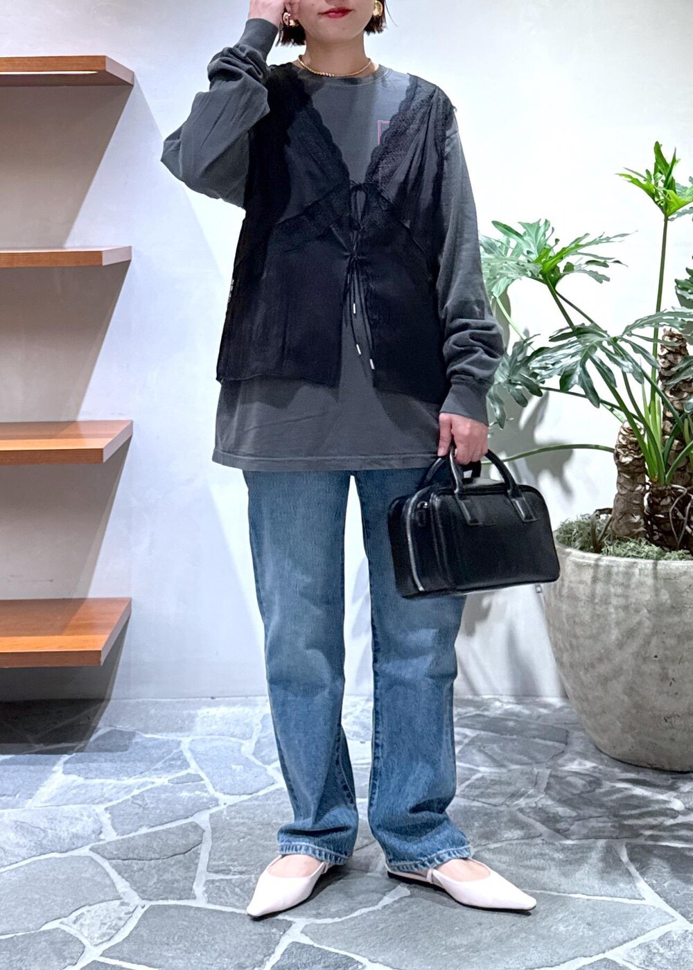 ピンク系のその他シューズ、グレー系のTシャツ/カットソー、ブラック系のベストを着用したレディースの春コーディネートの5枚目の写真