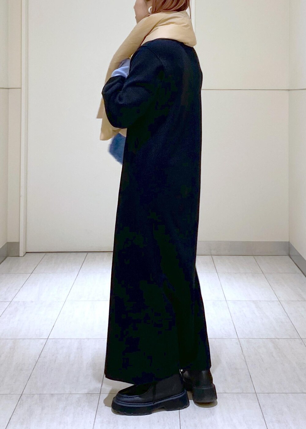 ブラック系のブーツ、ブルー系のニット/セーターを着用したレディースの冬コーディネートの6枚目の写真