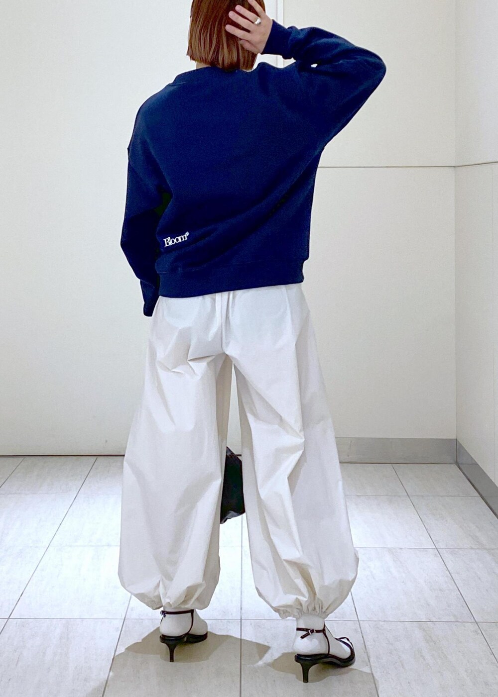 「Ben Amun、ベンアムン、フルーツオブザルーム、FRUIT OF THE LOOM for ADAM ET ROPE'、FRUIT OF THE LOOM、バルーンパンツ、24SS、24SS春の新作、ストラップサンダル、ママコーデ、休日スタイル、お出かけ、お出かけコーデ、ADAM ET ROPÉ、骨格ウェーブ」|「FRUIT OF THE LOOMの【FRUIT OF THE LOOM for ADAM ET ROPE'】別注 Logo Sweatshirt(スウェット、ブルー系)」を使った、KUBOTAさん(レディース・159cm)の冬コーディネートの4枚目の写真