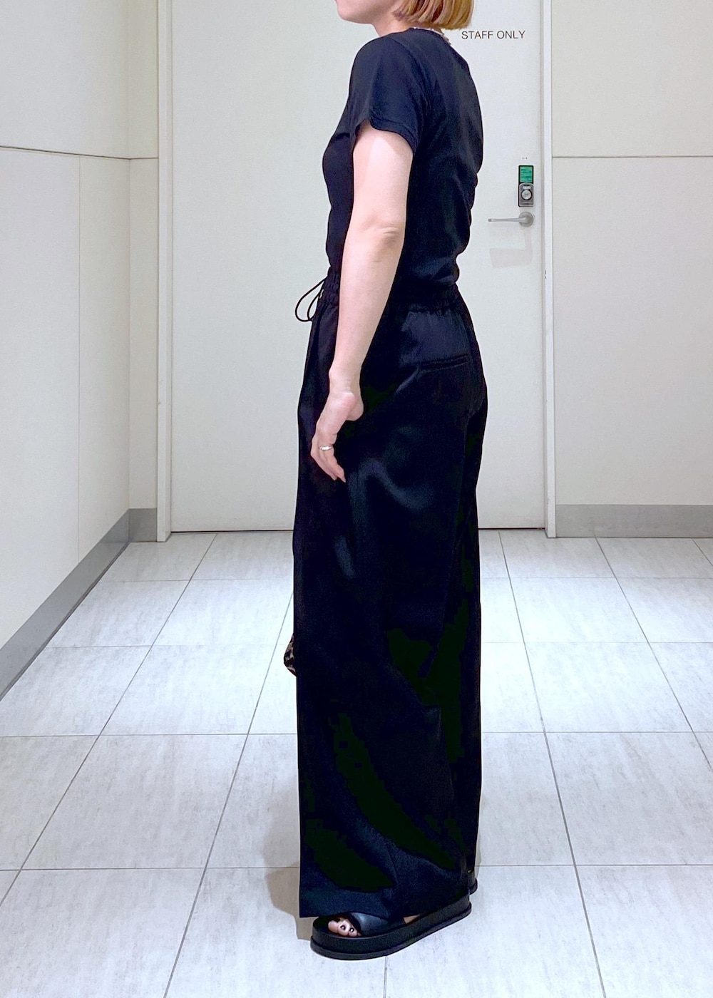 「GANNI、ガニー、Miller、Miller for ADAM ET ROPÉ、ミラー、24SS、24SS春の新作、24SS夏の新作、ママ、ママコーデ、楽ちんコーデ、リラックスコーデ、イージーパンツ、休日コーデ、レオパード」|「ADAM ET ROPE'のコネクトチェーンネックレス(ネックレス、シルバー系)」を使った、KUBOTAさん(レディース・159cm)の春コーディネートの10枚目の写真