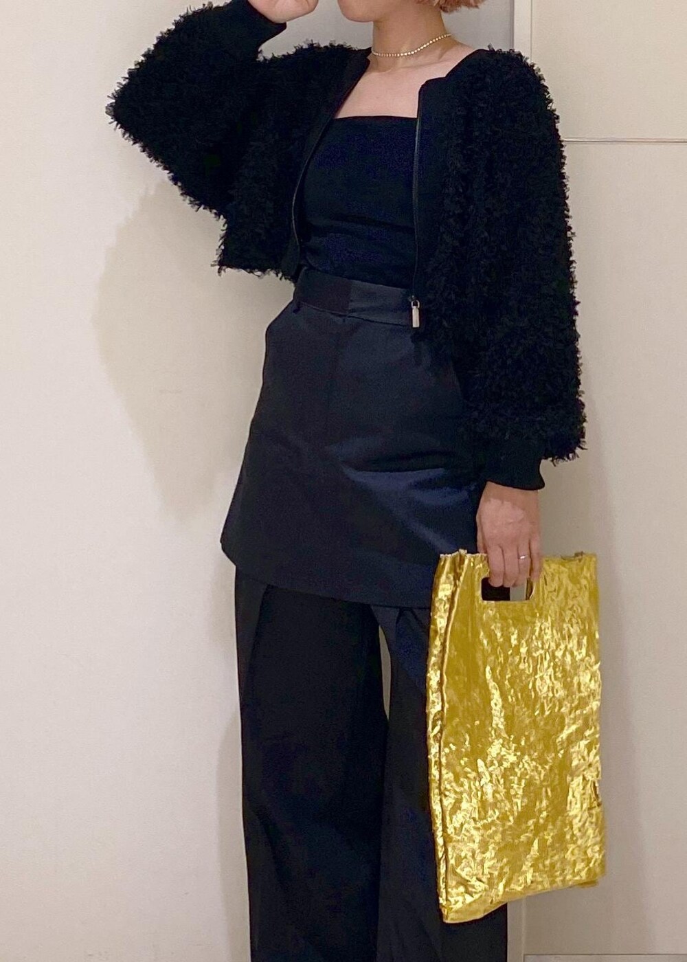 ブラック系のパンプス、ブラック系のスラックス、ブラック系のスカートを着用したレディースの秋コーディネートの5枚目の写真