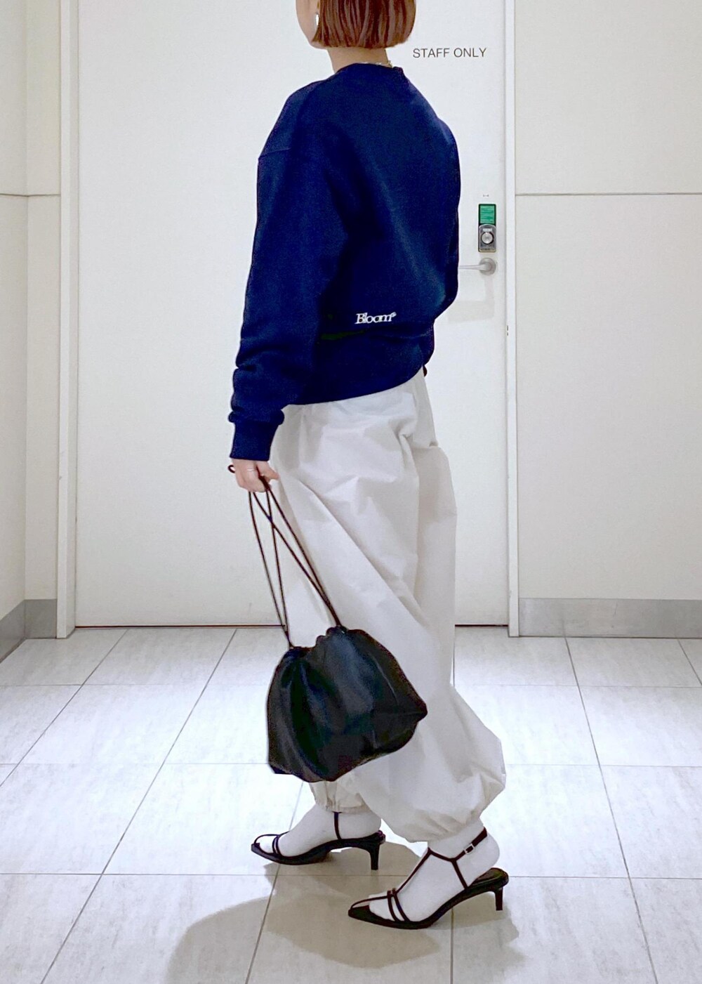 「Ben Amun、ベンアムン、フルーツオブザルーム、FRUIT OF THE LOOM for ADAM ET ROPE'、FRUIT OF THE LOOM、バルーンパンツ、24SS、24SS春の新作、ストラップサンダル、ママコーデ、休日スタイル、お出かけ、お出かけコーデ、ADAM ET ROPÉ、骨格ウェーブ」|「FRUIT OF THE LOOMの【FRUIT OF THE LOOM for ADAM ET ROPE'】別注 Logo Sweatshirt(スウェット、ブルー系)」を使った、KUBOTAさん(レディース・159cm)の冬コーディネートの3枚目の写真
