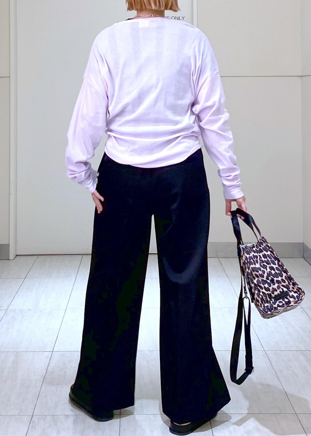「GANNI、ガニー、Miller、Miller for ADAM ET ROPÉ、ミラー、24SS、24SS春の新作、24SS夏の新作、ママ、ママコーデ、楽ちんコーデ、リラックスコーデ、イージーパンツ、休日コーデ、レオパード」|「ADAM ET ROPE'のコネクトチェーンネックレス(ネックレス、シルバー系)」を使った、KUBOTAさん(レディース・159cm)の春コーディネートの7枚目の写真