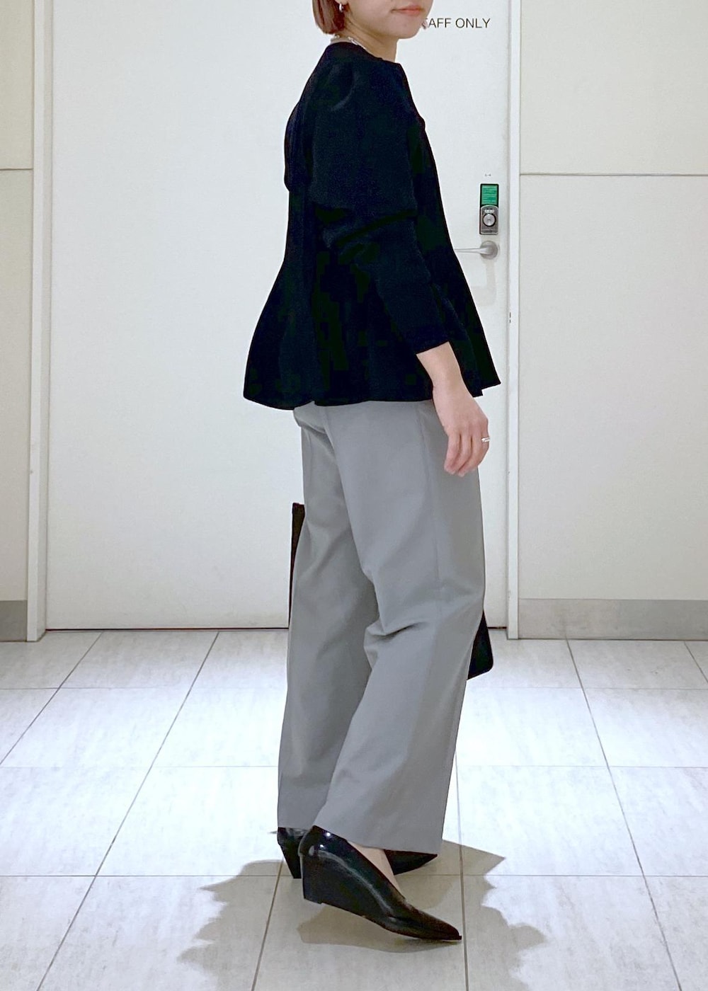 ブラック系のパンプス、ブラック系のキャミソール、ブラック系のトートバッグを着用したレディースの春コーディネートの4枚目の写真