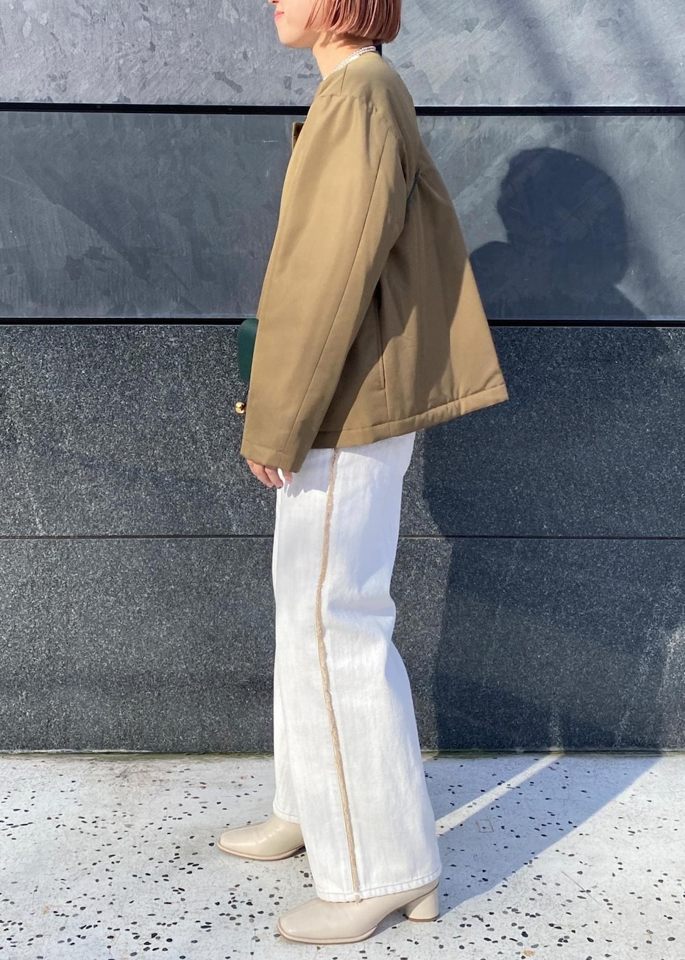 「agnes b.、アニエスベー、MARY AL TERNA、メアリーオルターナ、プレッションカーディガン、中綿ブルゾン、ママコーデ、休日スタイル、お出かけコーデ、ERICKA NICOLAS BEGAY、エリッカニコラスビゲイ、ポシェット、カーキ、ノーカラー、ブルゾン」｜「ADAM ET ROPE'のストレッチミドルブーツ（ブーツ、ホワイト系）」を使った、KUBOTAさん（レディース・159cm）の冬コーディネートの3枚目の写真
