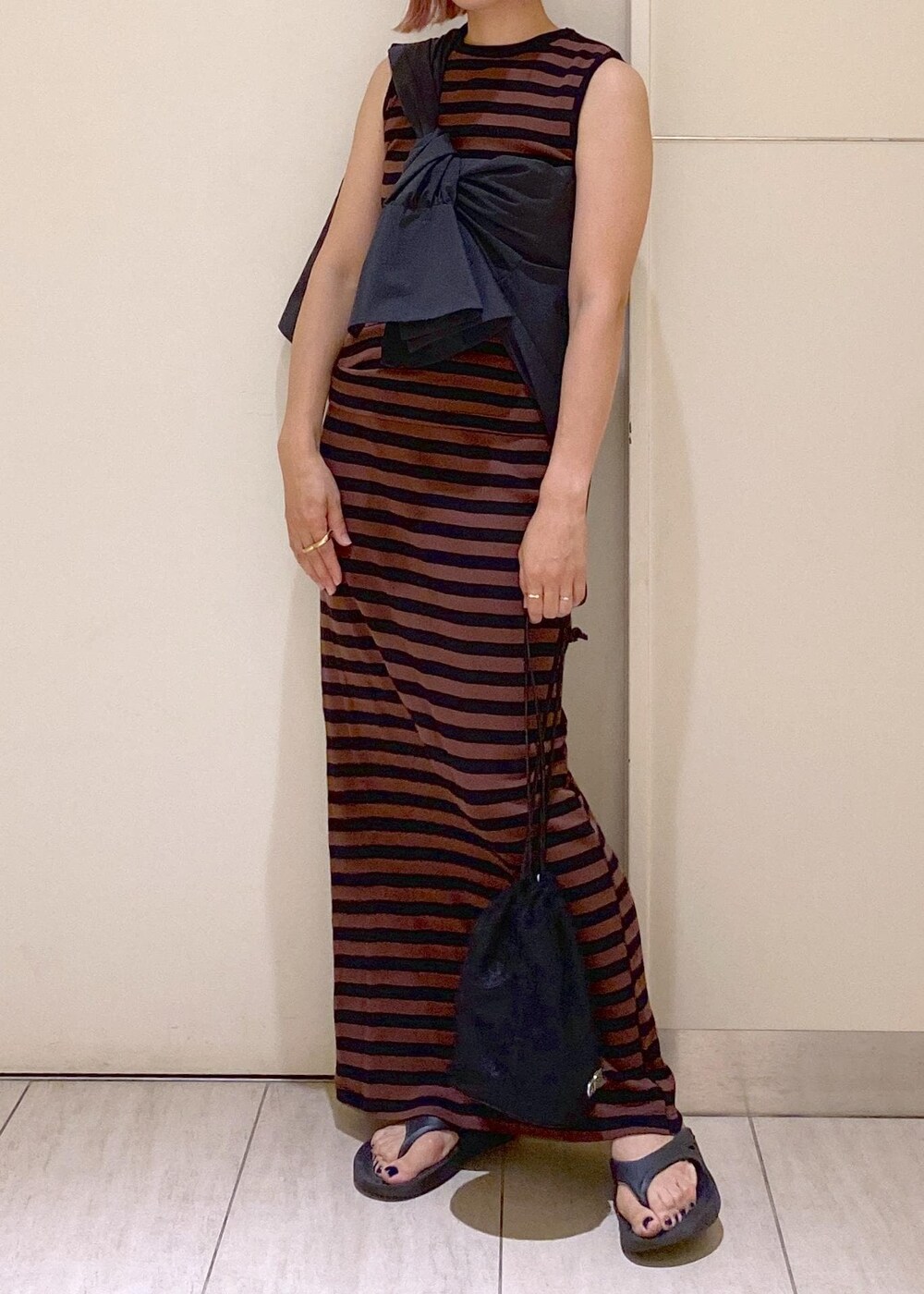 ブラック系のシャツ/ブラウス、ブラック系のショルダーバッグ、ブラウン系のタンクトップを着用したレディースの夏コーディネートの2枚目の写真