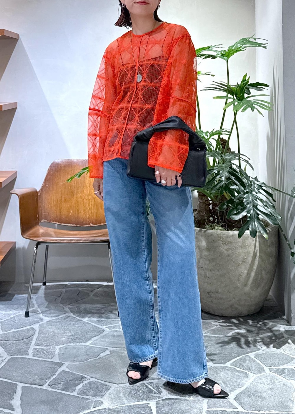 「25ss、25ss夏の新作、ニードバイ、NEEDBY for ADAM ET ROPÉ、PFT、パフト、レザーバッグ、デニム、デニムコーデ、ママ、ママコーデ、初夏コーデ、デートコーデ、お出かけコーデ、旅行コーデ」|「NEEDBY heritageの【NEEDBY for ADAM ET ROPE'】別注 MID RISE LUNA(デニムパンツ、ブルー系)」を使った、KUBOTAさん(レディース・159cm)の夏コーディネートの6枚目の写真
