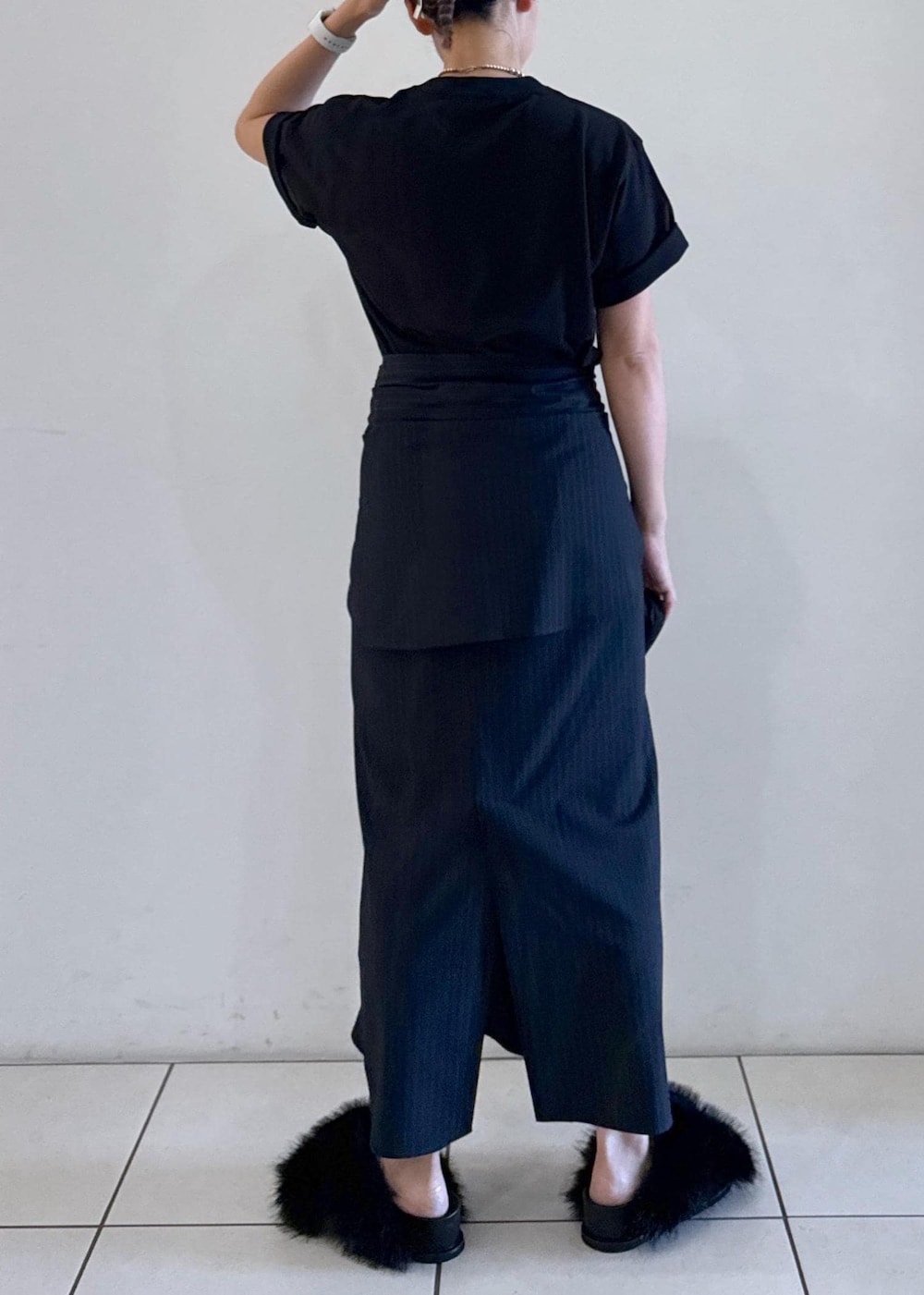 「25ss、25aw秋の新作、25aw、ファーサンダル、ママコーデ、oasis 10Culture / ADAM ET ROPE'、oasis、オアシス、25ss夏の新作、夏コーデ、初秋コーデ、デートコーデ、お出かけコーデ、旅行コーデ、フェスコーデ」|「ADAM ET ROPE'のボリュームファーサンダル(サンダル、ブラック系)」を使った、KUBOTAさん(レディース・159cm)の夏コーディネートの6枚目の写真
