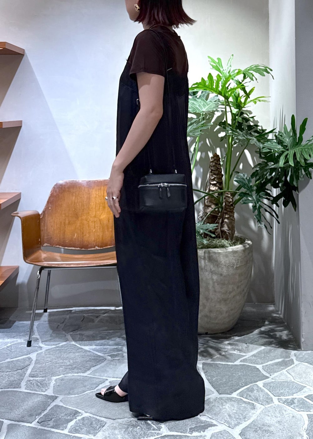 「PROVOKE for ADAM ET ROPÉ、25ss夏の新作、ベースレンジ、ママ、ママコーデ、大人、大人コーデ、バニティバッグ、ロンパース、キレイめカジュアル、春コーデ、初夏コーデ、デートコーデ、お出かけコーデ、旅行コーデ」|「ADAM ET ROPE'のシュリンクミニバニティーバッグ(ショルダーバッグ、ブラック系)」を使った、KUBOTAさん(レディース・159cm)の春コーディネートの4枚目の写真