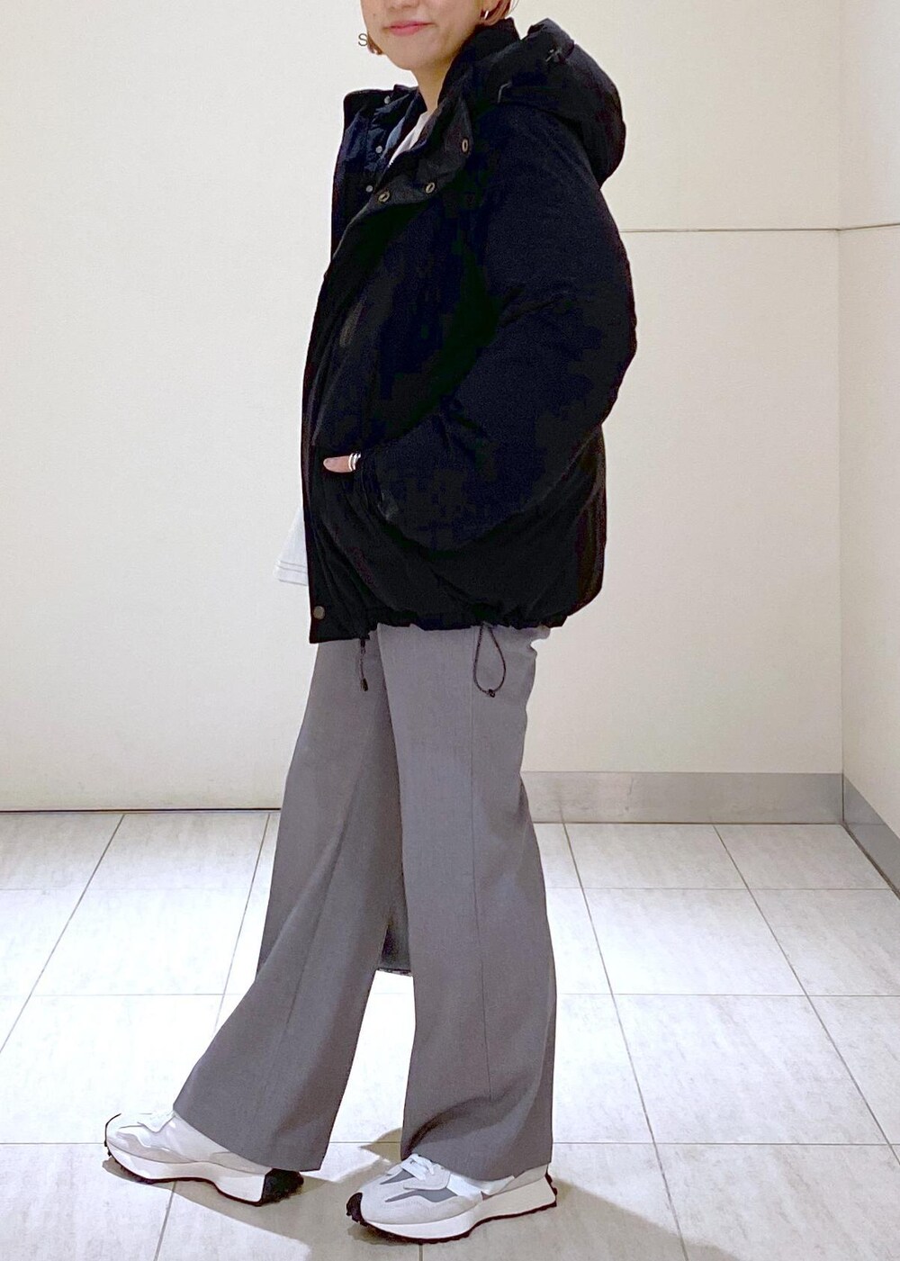 「アライド、ALLIED、agnes b.、アニエスベー、ママコーデ、休日スタイル、お出かけコーデ、NEW BALANCE327、NEW BALANCE、ニューバランス、ADAM ET ROPÉ、FEMME、HOMME、UNISEX、骨格ウェーブ」｜「ADAM ET ROPE'の【LES BIJOUX】ニュアンスマンテルネックレス（ネックレス、シルバー系）」を使った、KUBOTAさん（レディース・159cm）の冬コーディネートの6枚目の写真