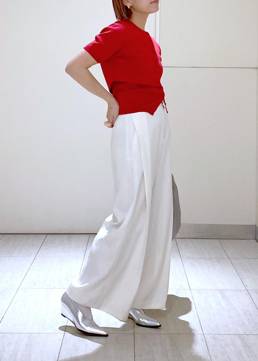 ホワイト系のその他パンツ、シルバー系のパンプス、シルバー系のネックレスを着用したレディースの冬コーディネートの3枚目の写真