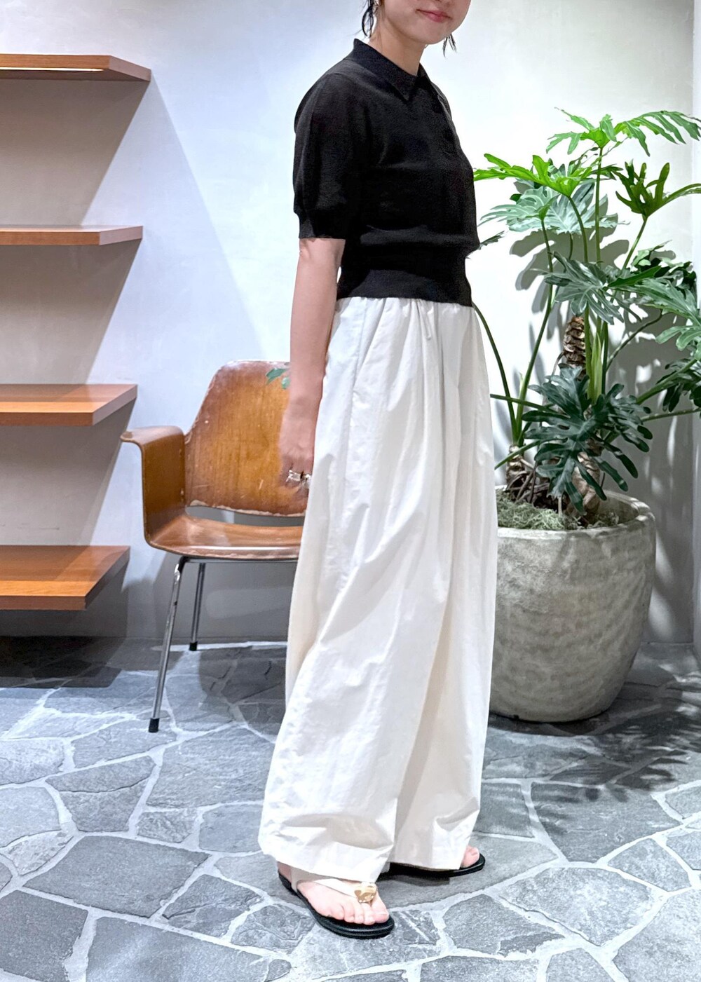 ホワイト系のその他パンツ、ブラック系のショルダーバッグ、ブルー系のポロシャツを着用したレディースの夏コーディネートの7枚目の写真