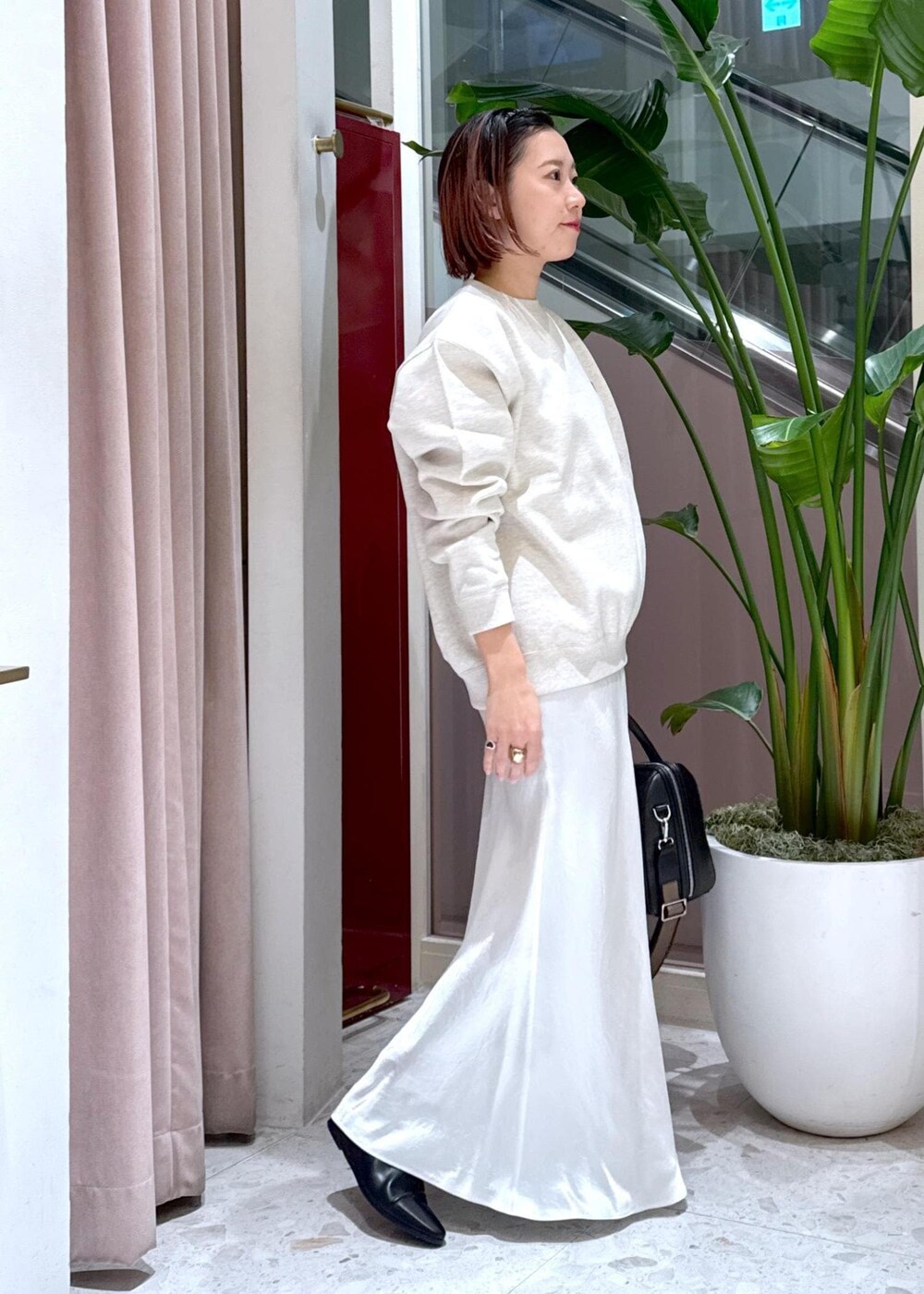 「agnesbpourADAMETROPE、agnesb、アニエスベー、ママ、大人、25ss、25ss春の新作、サテンスカート、ロングブーツ、キレイめカジュアル、初春コーデ、初冬コーデ、冬コーデ、デートコーデ、お出かけコーデ」|「ADAM ET ROPE'の【撥水】インヒールロングブーツ(ブーツ、ブラック系)」を使った、KUBOTAさん(レディース・159cm)の冬コーディネートの2枚目の写真