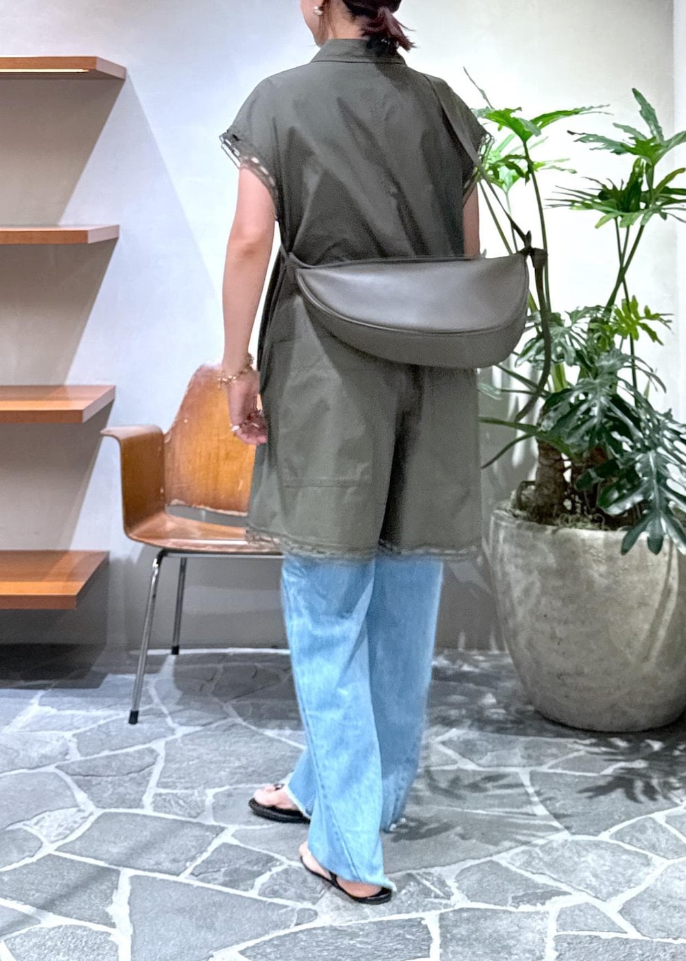 「25ss、25ss夏の新作、ママ、ママコーデ、ヘルシーデニム、Healthy denim、夏コーデ、運動会コーデ、デートコーデ、お出かけコーデ、旅行コーデ、フェスコーデ、推し活コーデ、女子会コーデ、大人カジュアル」｜「ADAM ET ROPE'の【Healthy Denim for ADAM ET ROPE'】別注 Daisy（デニムパンツ、ブルー系）」を使った、KUBOTAさん（レディース・159cm）の夏コーディネートの5枚目の写真