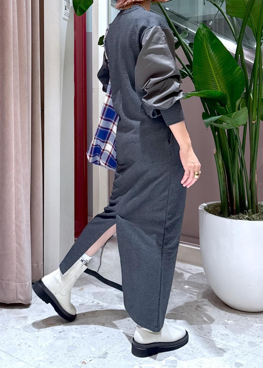 ホワイト系のブーツ、ブルー系のトートバッグ、グレー系のワンピースを着用したレディースの秋コーディネートの5枚目の写真