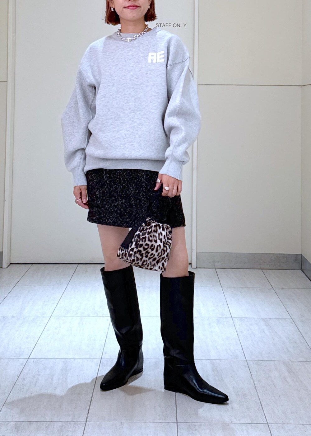 「WEB限定、リバーコート、GANNI、ガニー、ロングブーツ、ツイード、ミニスカート、24aw、24aw冬の新作、24aw秋の新作、ニットスウェット、大人、大人コーデ、ママコーデ、ママ」|「ADAM ET ROPE'の【GANNI(ガニー)】RECYCLED TECH POUCH PRINT(ハンドバッグ、ブラウン系)」を使った、KUBOTAさん(レディース・159cm)の秋コーディネートの9枚目の写真