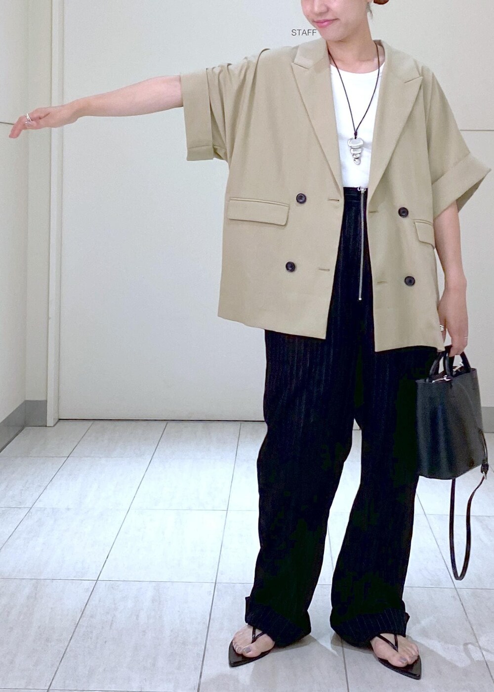 「jane smith、ジェーンスミス、ビーチサンダル、トングサンダル、Ben Amun、ベンアムン、24SS、24SS夏の新作、24AW、24AW秋の新作、ママ、ママコーデ、ジャケットコーデ、ショルダーバッグ、レザーバッグ」｜「ADAM ET ROPE'のストラップビーチサンダル（サンダル、ブラック系）」を使った、KUBOTAさん（レディース・159cm）の夏コーディネートの4枚目の写真