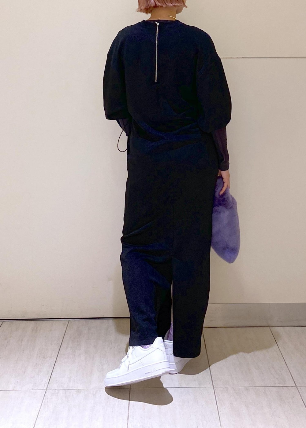ブラック系のワンピース、パープル系のトートバッグ、グレー系のTシャツ/カットソーを着用したレディースの秋コーディネートの3枚目の写真