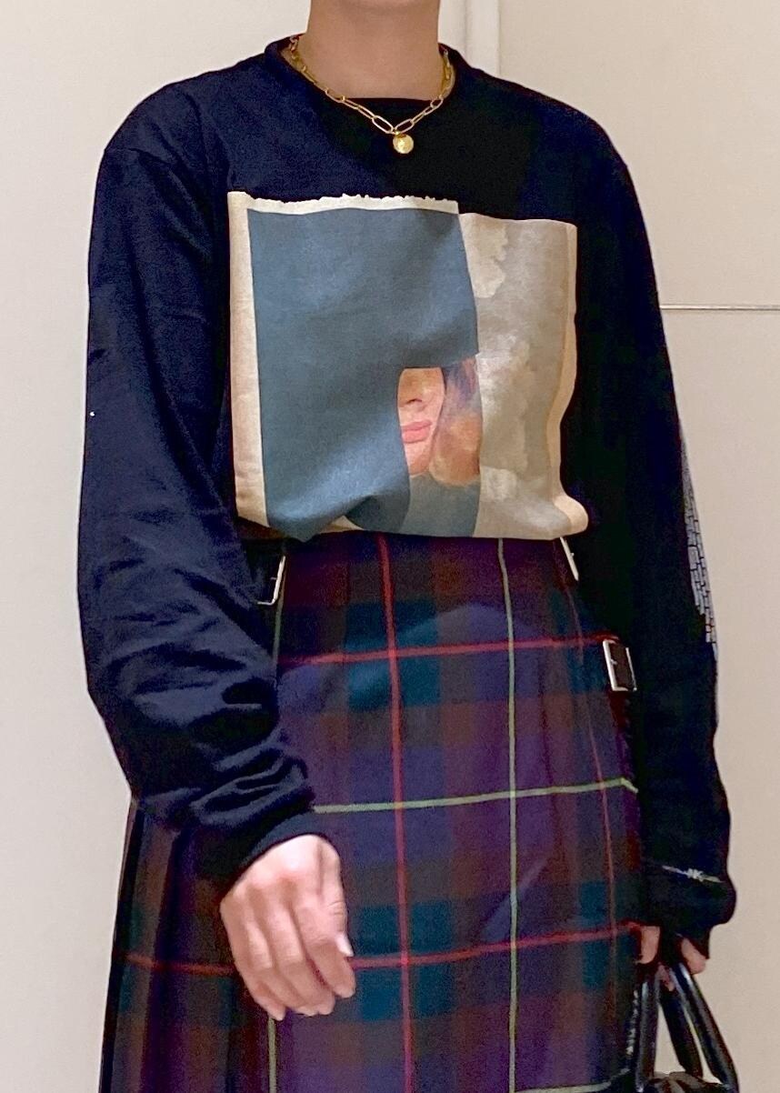 ブラック系のボストンバッグ、ブラック系のブーツ、パープル系のスカートを着用したレディースの秋コーディネートの7枚目の写真